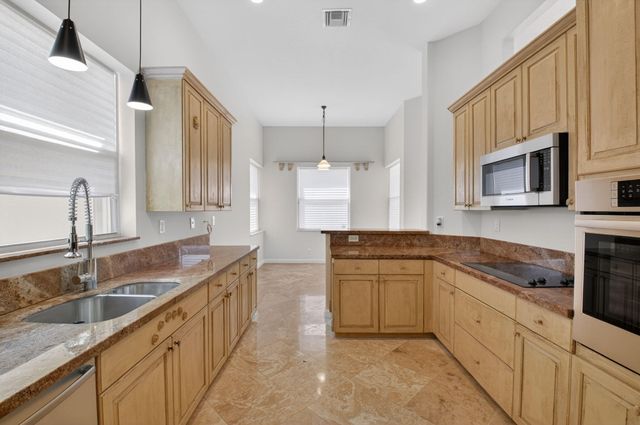 7032 Vivaldi Lane, Delray Beach, FL 33446