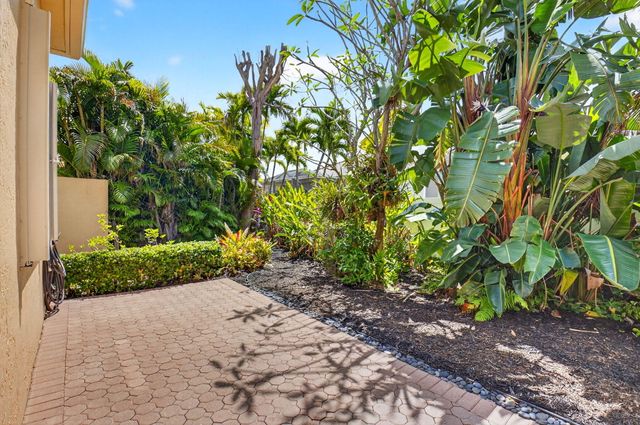 7032 Vivaldi Lane, Delray Beach, FL 33446