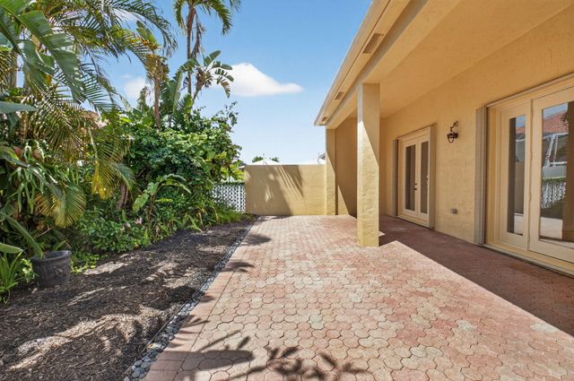 7032 Vivaldi Lane, Delray Beach, FL 33446