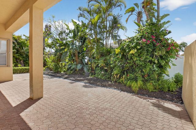 7032 Vivaldi Lane, Delray Beach, FL 33446