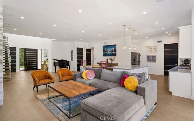 5541 Matilija Avenue, Sherman Oaks, CA 91401