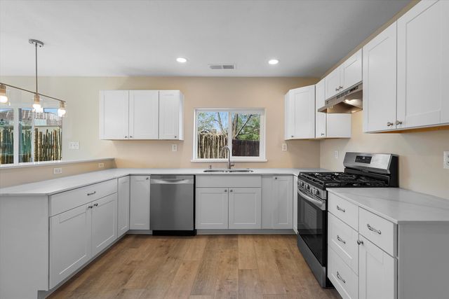 915 KINLEY Avenue NW, Albuquerque, NM 87104