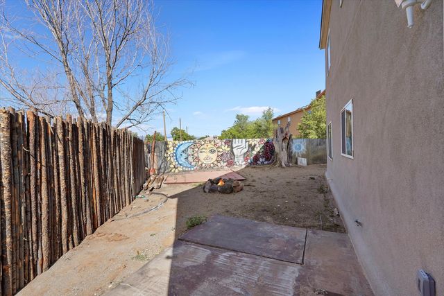 915 KINLEY Avenue NW, Albuquerque, NM 87104