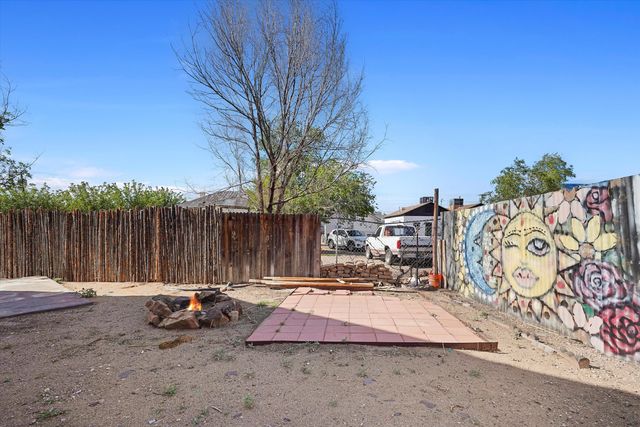 915 KINLEY Avenue NW, Albuquerque, NM 87104