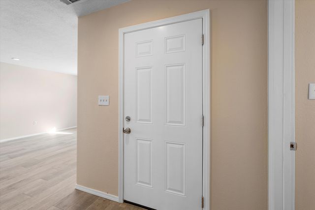 915 KINLEY Avenue NW, Albuquerque, NM 87104