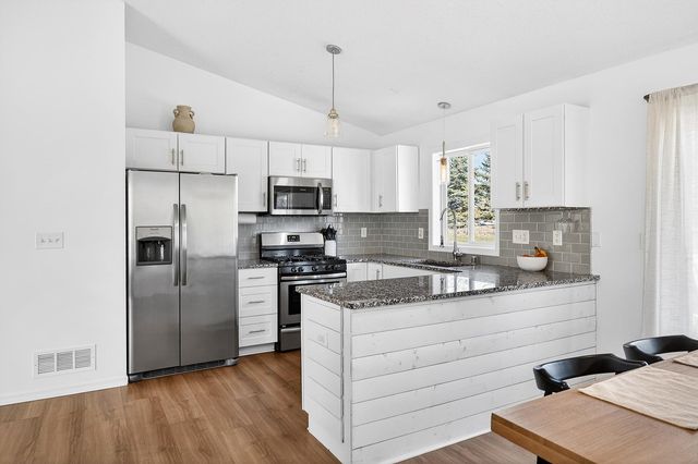 860 Sparrow Road, Waconia, MN 55387