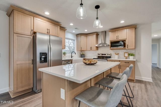 404 Oakmont Drive, Kingsport, TN 37663