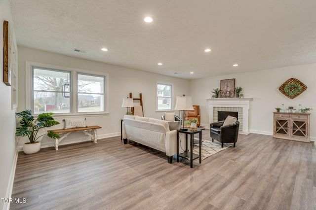 404 Oakmont Drive, Kingsport, TN 37663