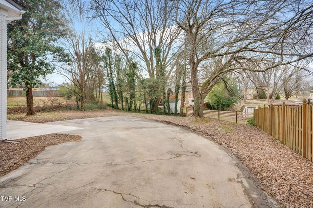 404 Oakmont Drive, Kingsport, TN 37663