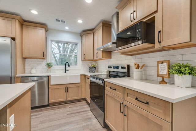 404 Oakmont Drive, Kingsport, TN 37663