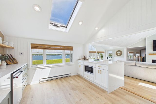 16 Shoreview Avenue, Mattapoisett, MA 02739