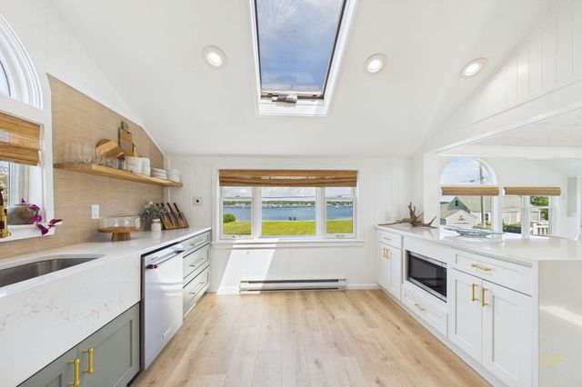 16 Shoreview Avenue, Mattapoisett, MA 02739