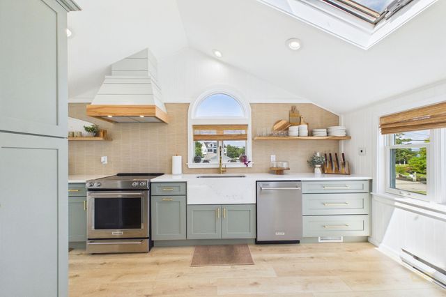 16 Shoreview Avenue, Mattapoisett, MA 02739