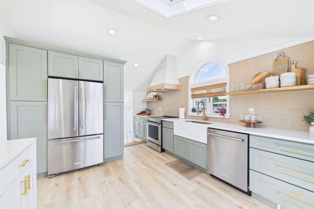 16 Shoreview Avenue, Mattapoisett, MA 02739