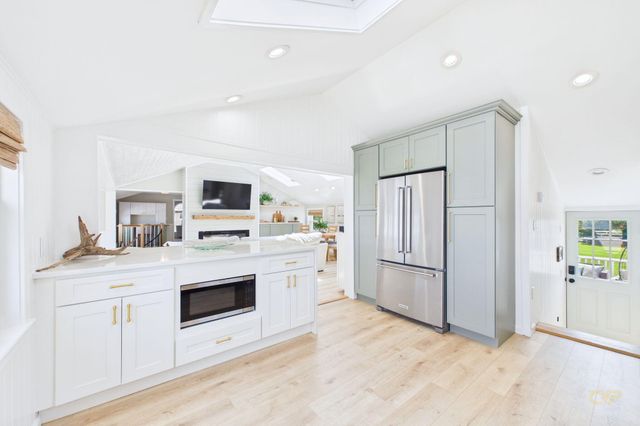16 Shoreview Avenue, Mattapoisett, MA 02739
