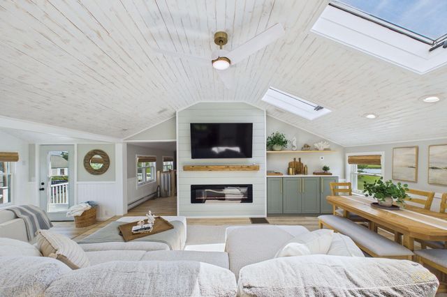 16 Shoreview Avenue, Mattapoisett, MA 02739