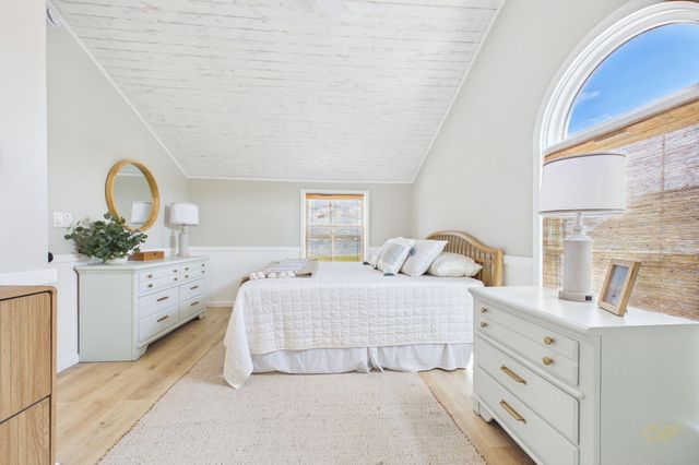 16 Shoreview Avenue, Mattapoisett, MA 02739