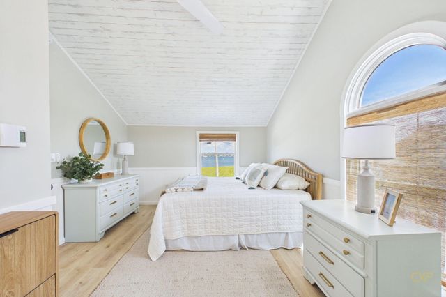 16 Shoreview Avenue, Mattapoisett, MA 02739