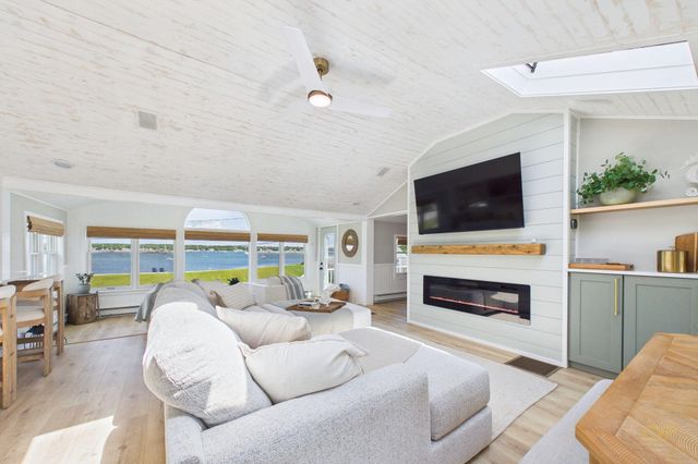 16 Shoreview Avenue, Mattapoisett, MA 02739