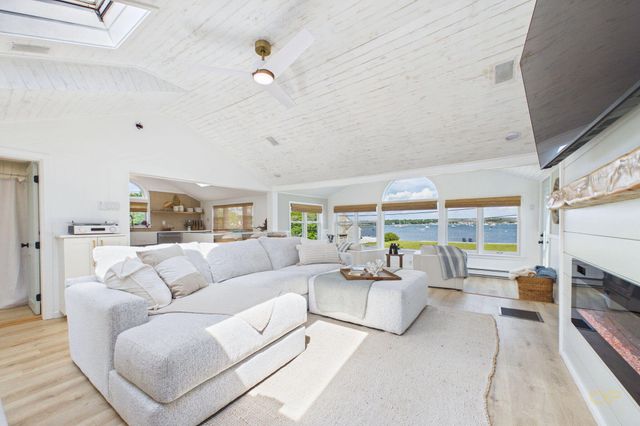 16 Shoreview Avenue, Mattapoisett, MA 02739