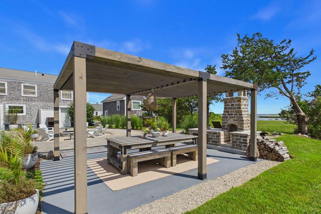 16 Shoreview Avenue, Mattapoisett, MA 02739