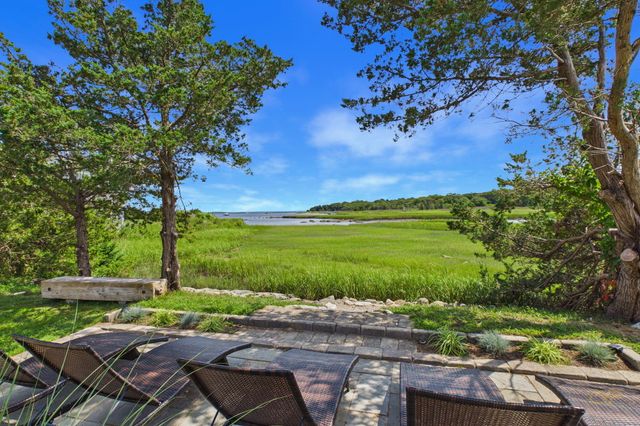 16 Shoreview Avenue, Mattapoisett, MA 02739