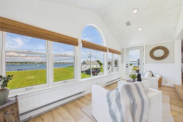 16 Shoreview Avenue, Mattapoisett, MA 02739