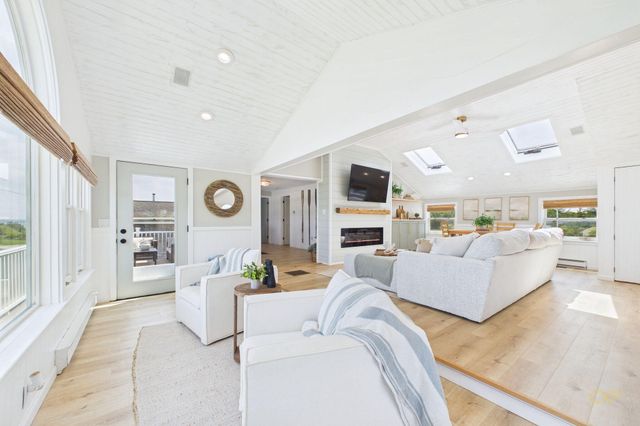 16 Shoreview Avenue, Mattapoisett, MA 02739