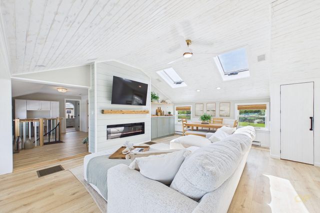 16 Shoreview Avenue, Mattapoisett, MA 02739