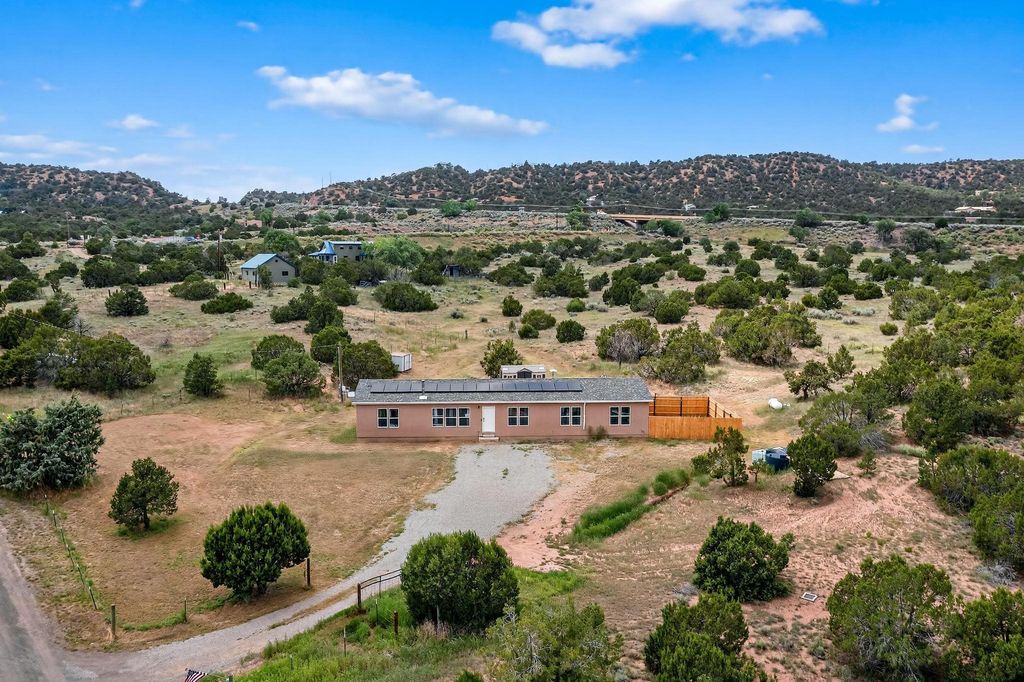 17 Ranchos Canoncito, Santa Fe, NM 87507