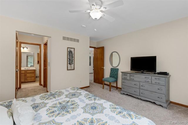 2815 Lochmoor Boulevard, Lake Orion, MI 48360