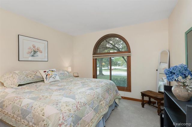 2815 Lochmoor Boulevard, Lake Orion, MI 48360
