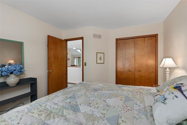 2815 Lochmoor Boulevard, Lake Orion, MI 48360