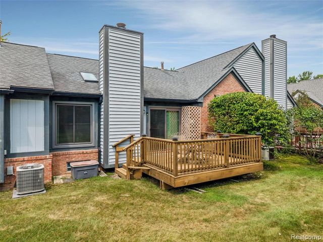 2815 Lochmoor Boulevard, Lake Orion, MI 48360