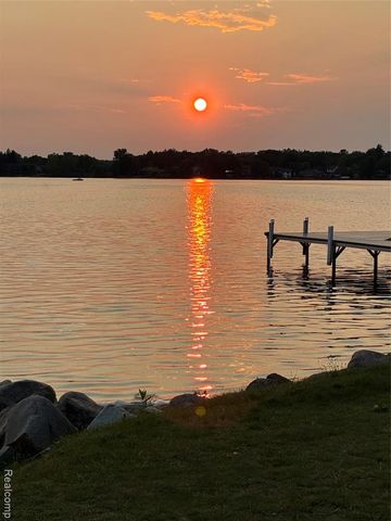 2815 Lochmoor Boulevard, Lake Orion, MI 48360