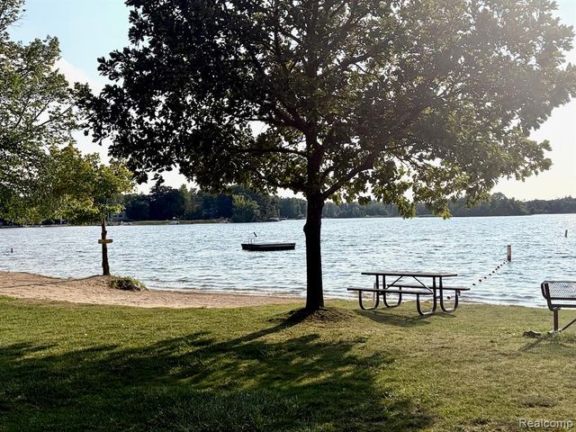 2815 Lochmoor Boulevard, Lake Orion, MI 48360
