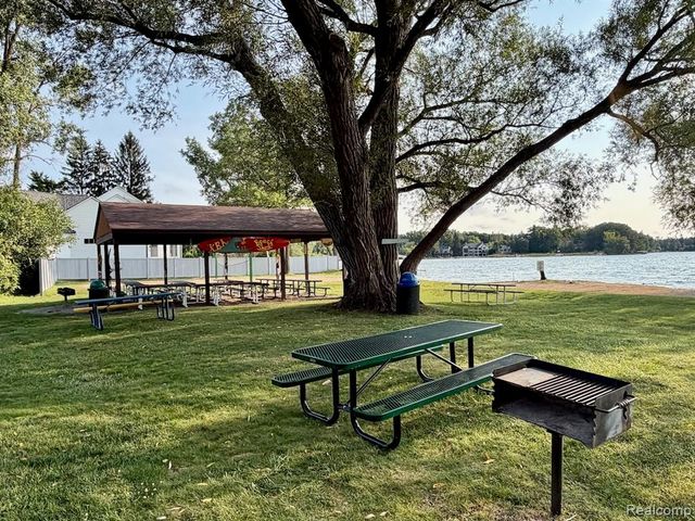 2815 Lochmoor Boulevard, Lake Orion, MI 48360