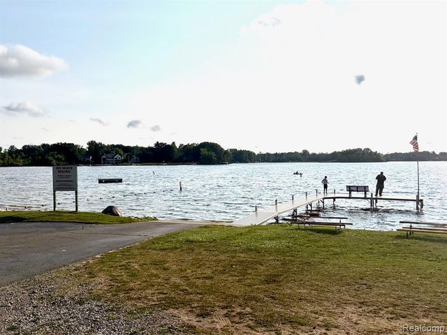 2815 Lochmoor Boulevard, Lake Orion, MI 48360