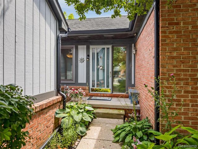 2815 Lochmoor Boulevard, Lake Orion, MI 48360