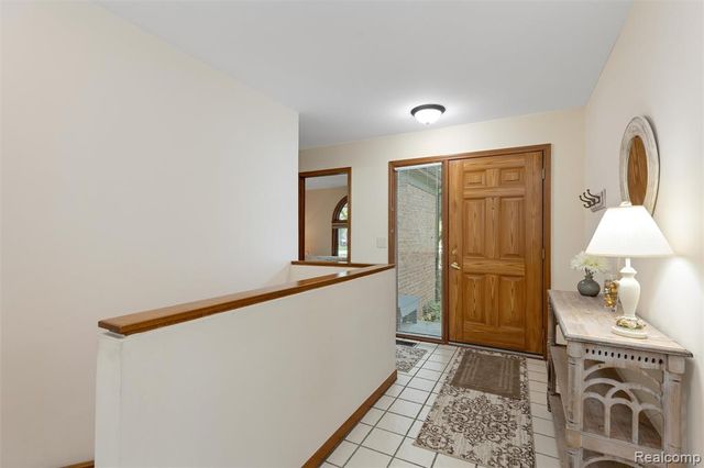 2815 Lochmoor Boulevard, Lake Orion, MI 48360
