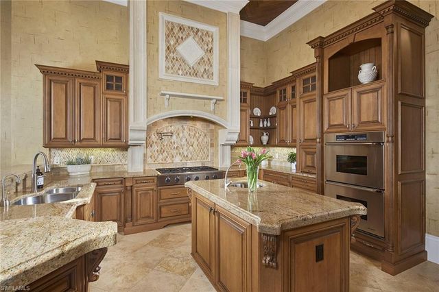 2944 Bellflower LN, Naples, FL 34105