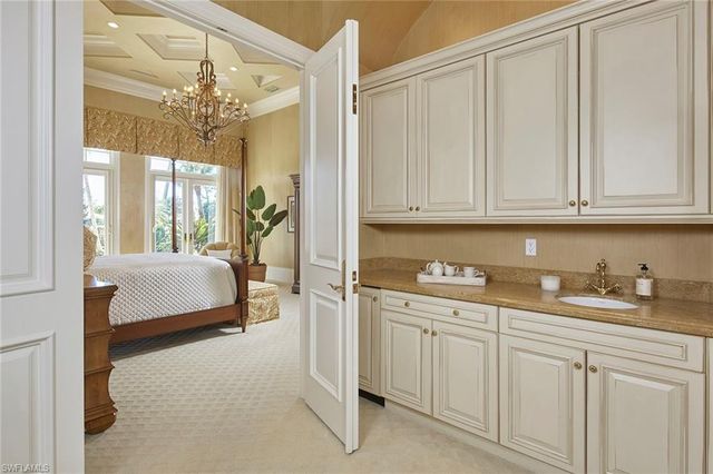 2944 Bellflower LN, Naples, FL 34105