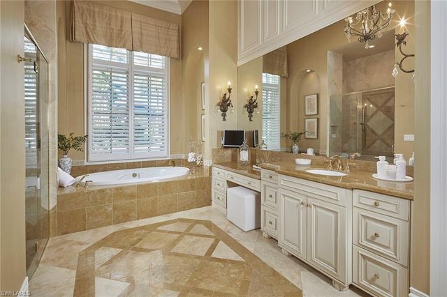 2944 Bellflower LN, Naples, FL 34105