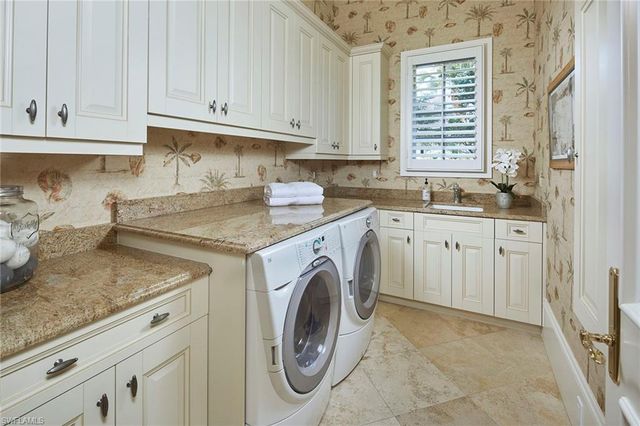 2944 Bellflower LN, Naples, FL 34105