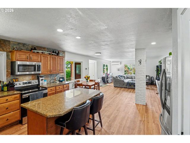 318 WESTFIELD St, Silverton, OR 97381