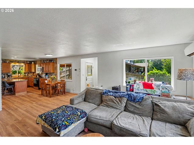 318 WESTFIELD St, Silverton, OR 97381