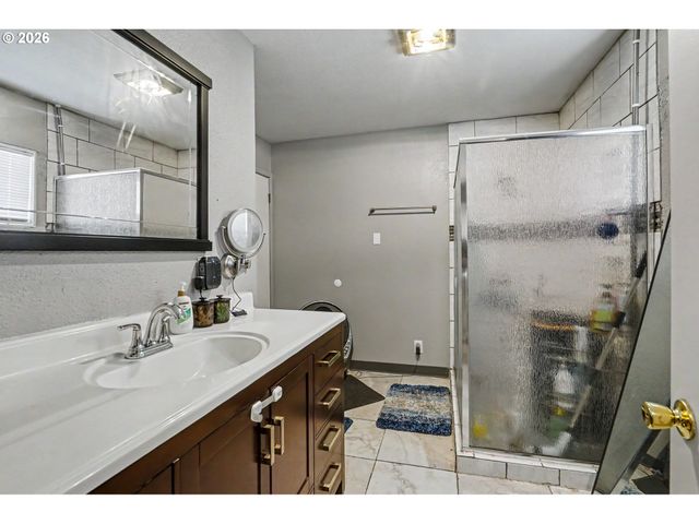 318 WESTFIELD St, Silverton, OR 97381