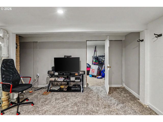 318 WESTFIELD St, Silverton, OR 97381