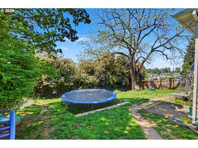 318 WESTFIELD St, Silverton, OR 97381