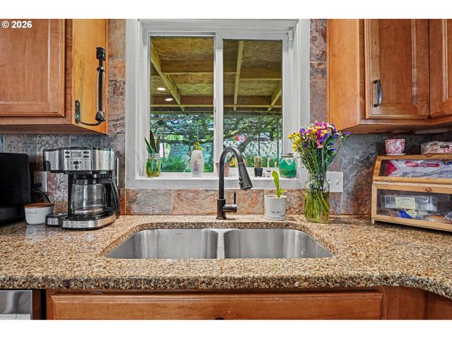 318 WESTFIELD St, Silverton, OR 97381
